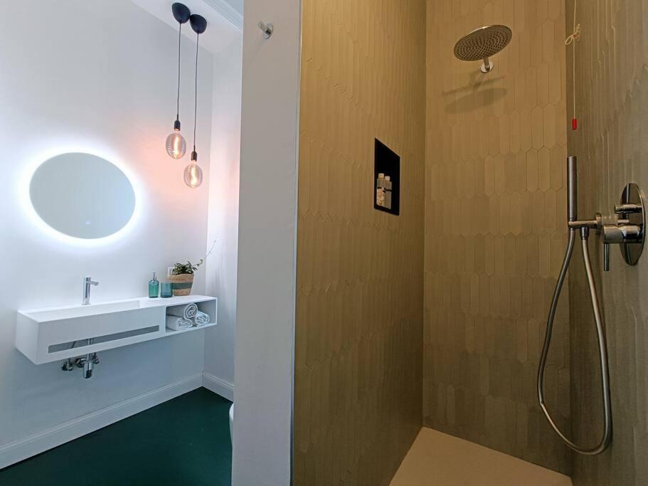 Stylish Flat Near Station And City Center Côme Esterno foto